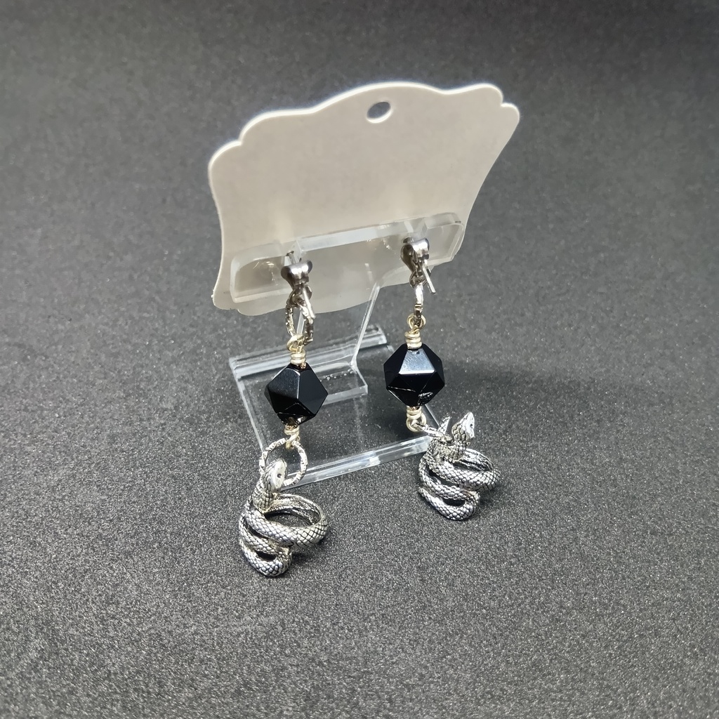 真島吾朗 蛇イメージ天然石ピアス