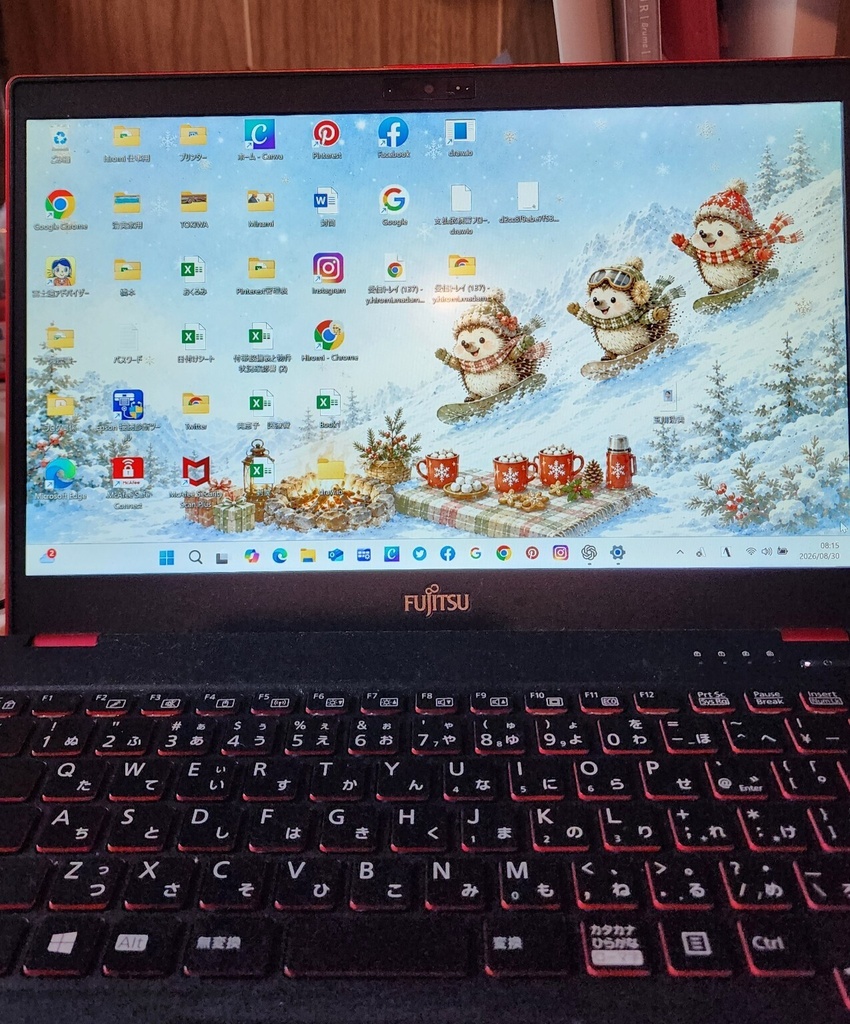 雪山クリスマス壁紙セット|PC・スマホお揃い|3匹のハリネズミ