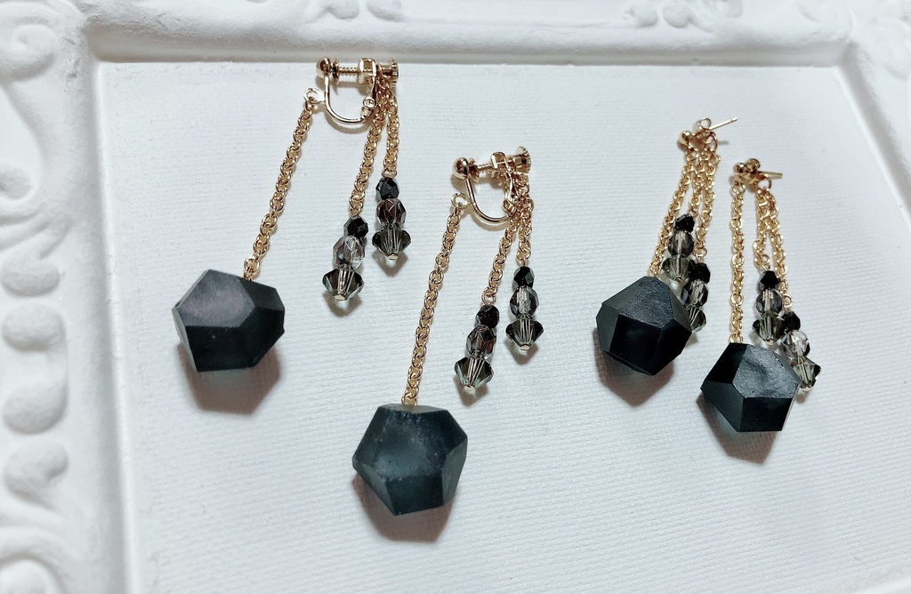 黒い石の琥珀糖耳飾り