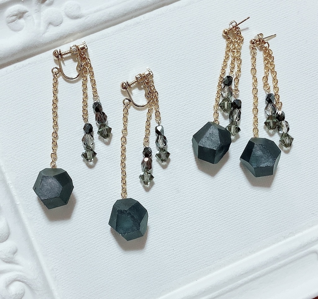 黒い石の琥珀糖耳飾り