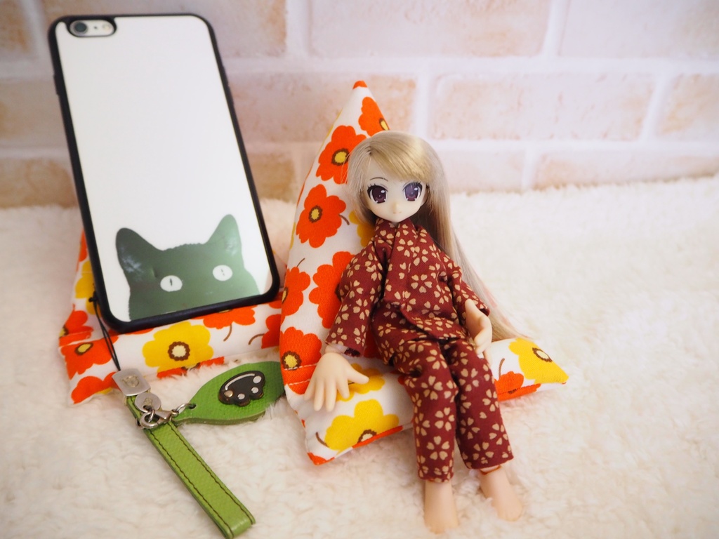 妖精をダメにするソファじゃないスマホスタンド