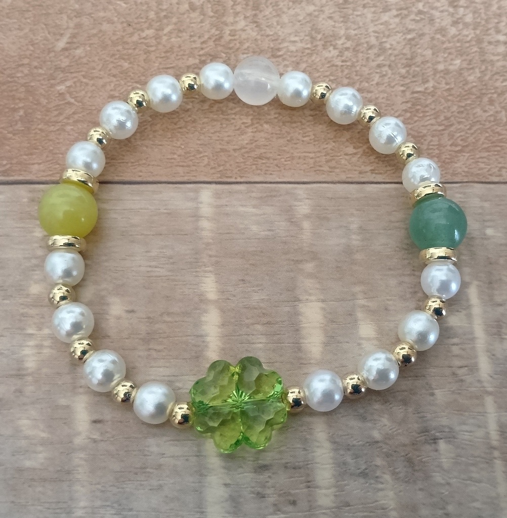 『クローバーと天然石のブレスレット』