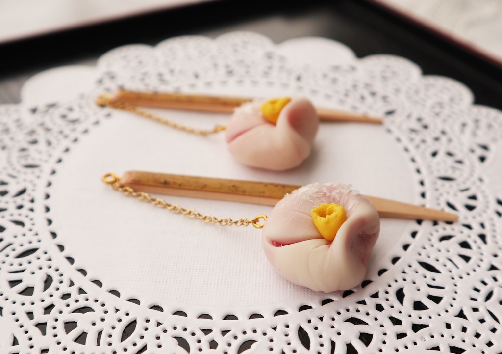 雪椿の練り切り帯飾り