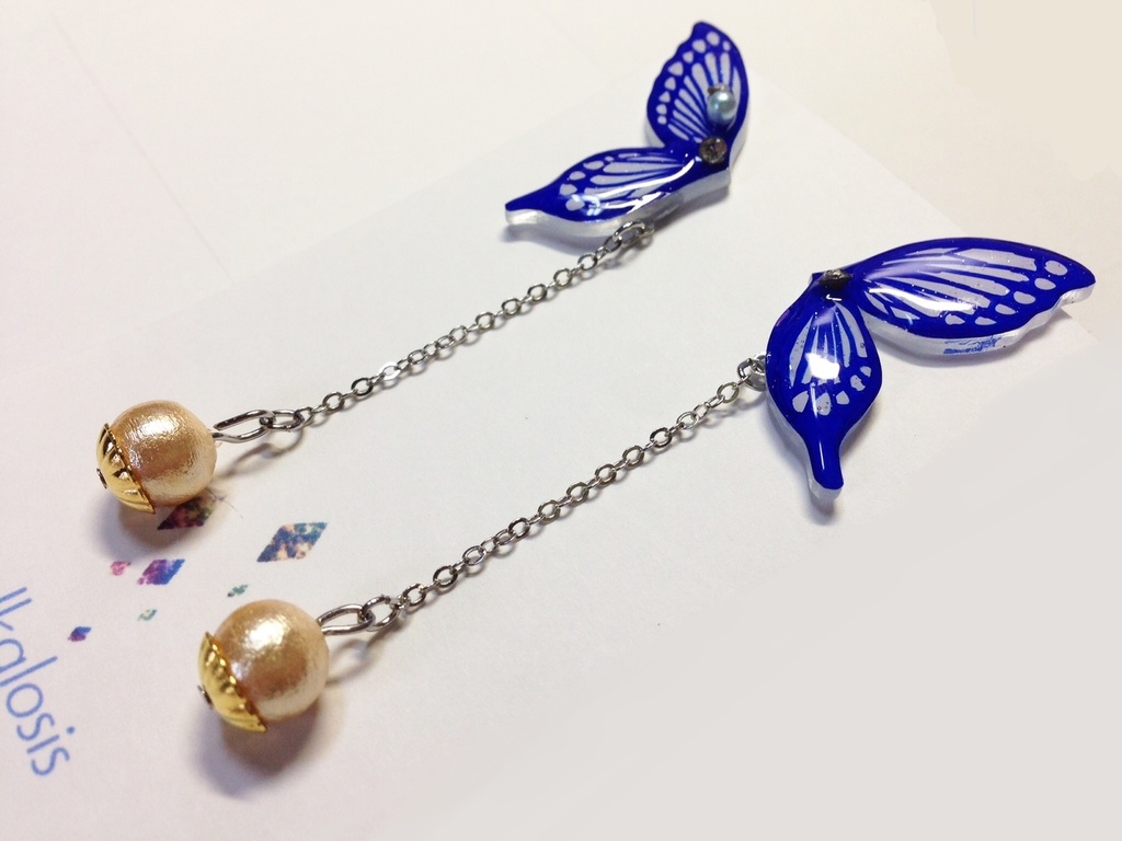 青い蝶のピアス