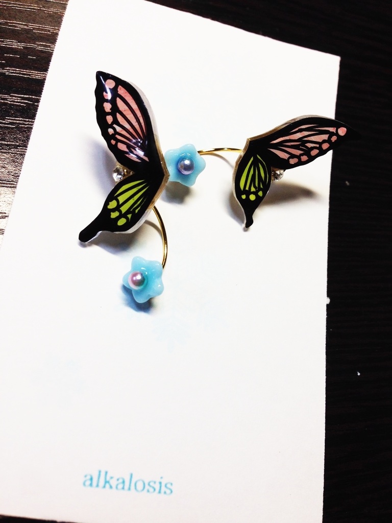 蝶のイヤリング/ピアス