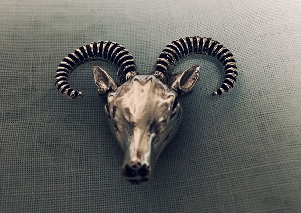 山羊頭ブローチ