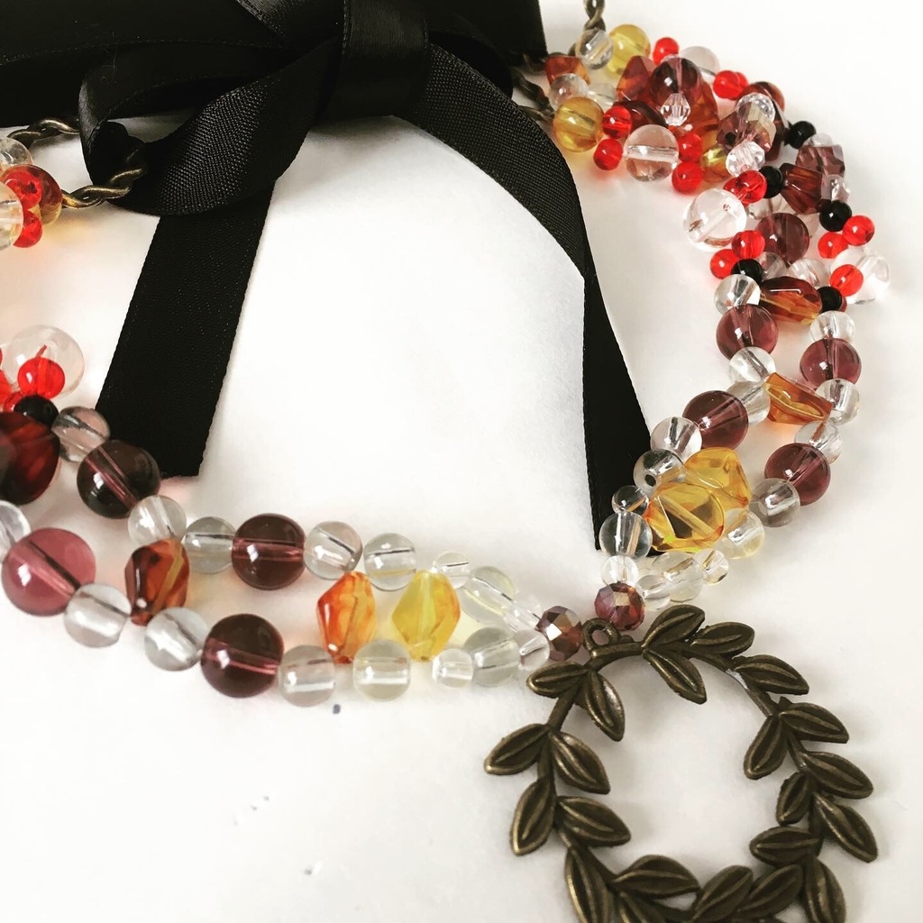 琥珀色のチョーカー