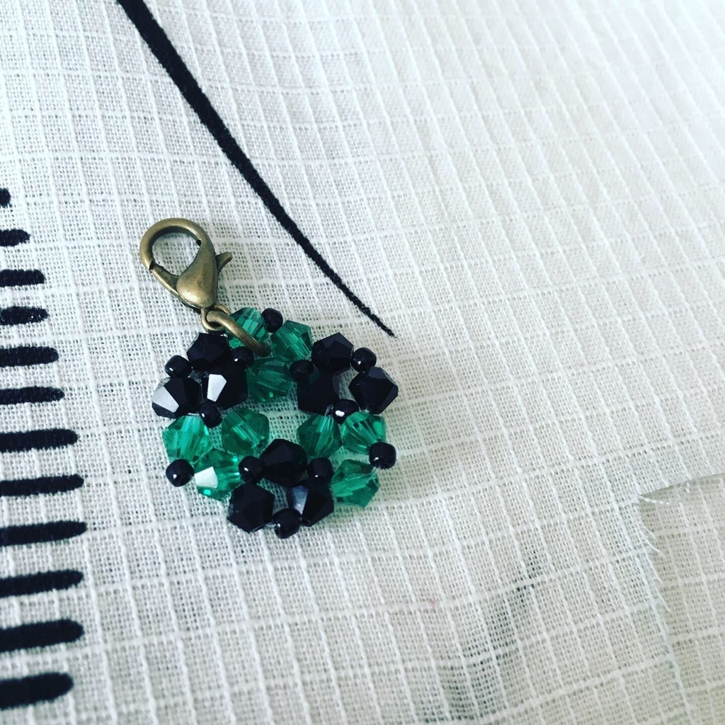 ピアスの少年モチーフチャーム