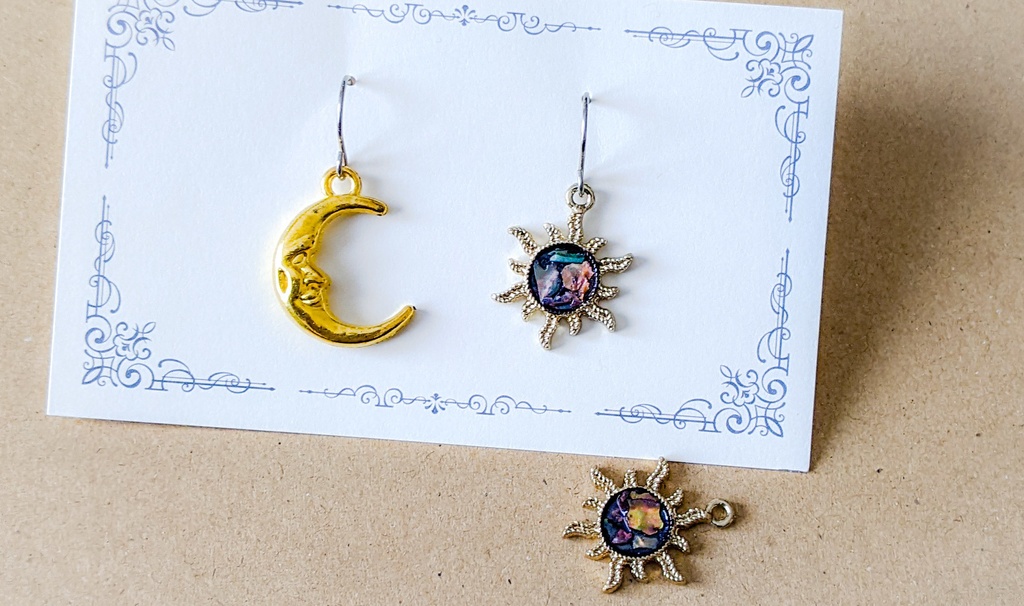 太陽と月のピアス