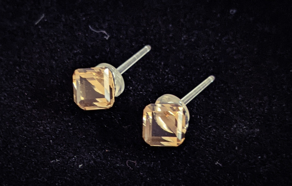 樹脂ピアス:キューブ