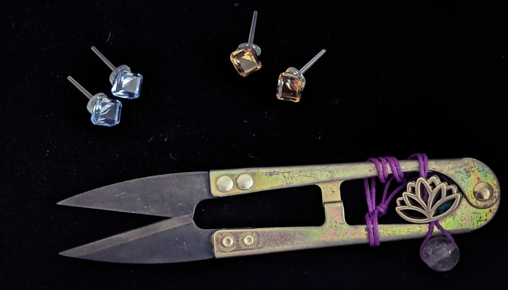 樹脂ピアス:キューブ