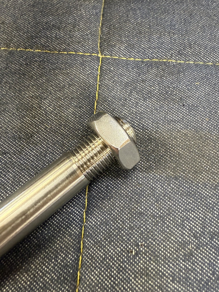 CB400four(ヨンフォア) クランプ式バックステップ用エンジンマウントボルト