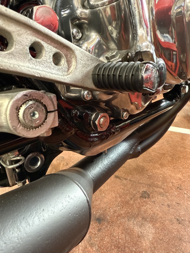 CB400four(ヨンフォア) クランプ式バックステップ用エンジンマウントボルト