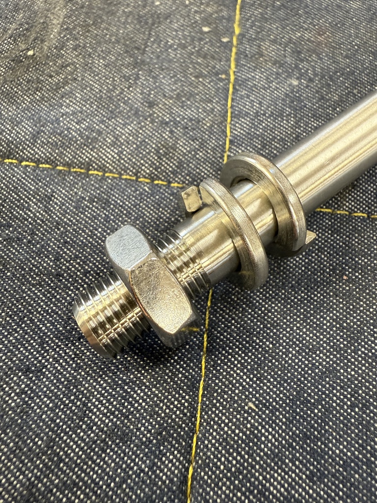 CB400four(ヨンフォア) クランプ式バックステップ用エンジンマウントボルト