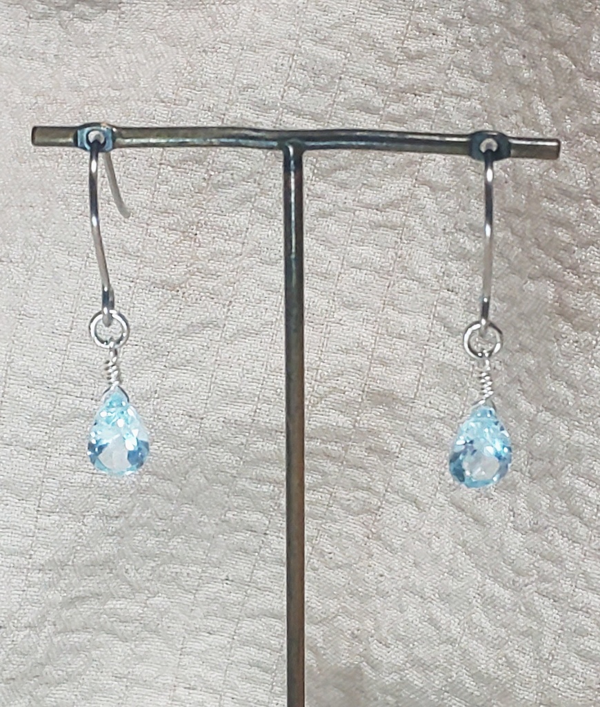 スカイブルートパーズのピアス