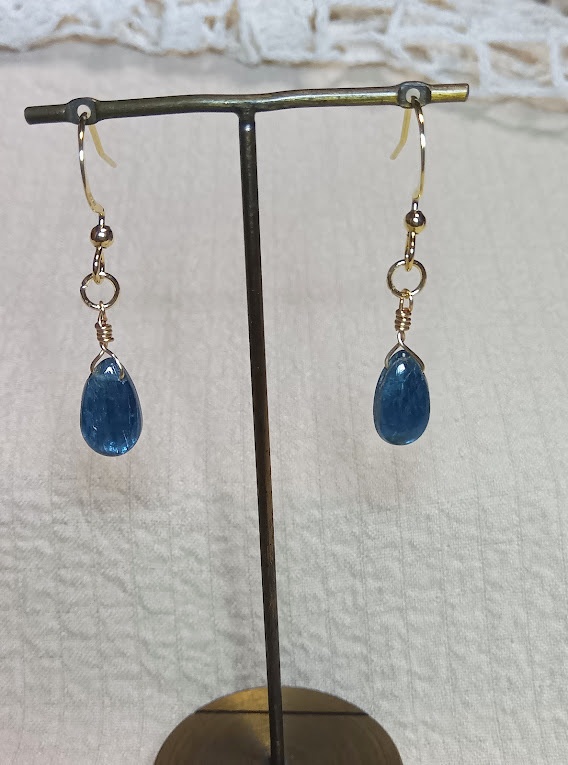 インディゴブルーカイヤナイトのピアス