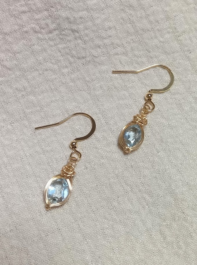 フカネ巻き　ブルートパーズのピアス