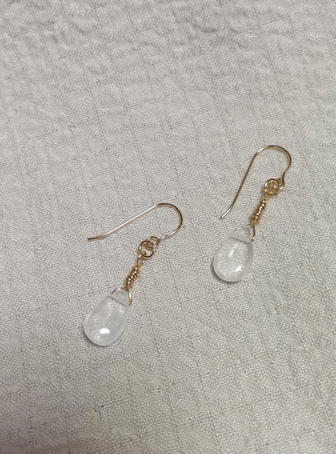 レインボームーンストーンのピアス