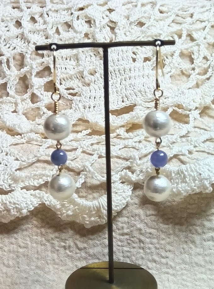 タンザナイトとコットンパールのピアス