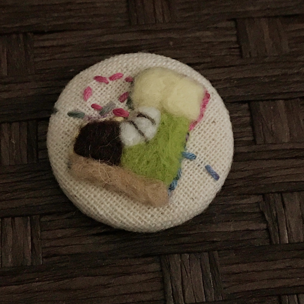 ハンター羊毛くるみボタンバッジ