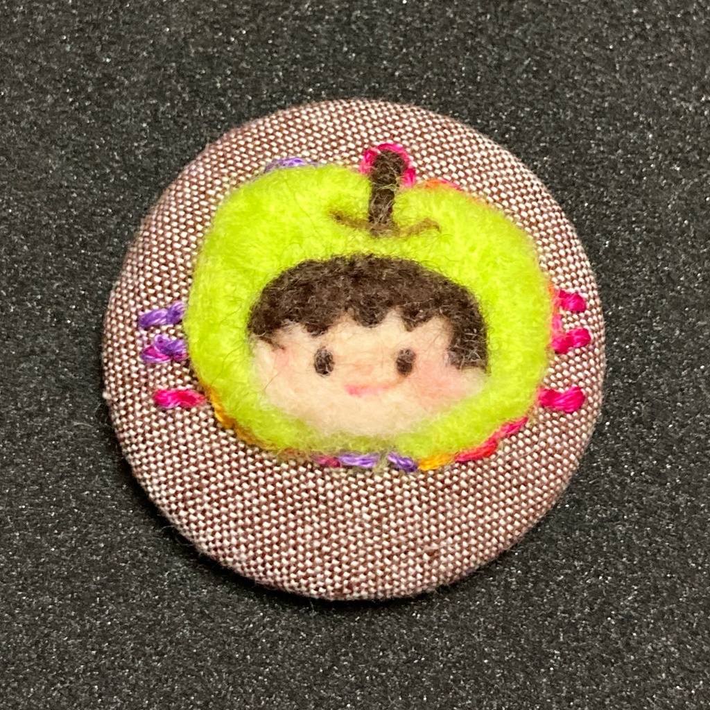 ハンター羊毛くるみボタンバッジ