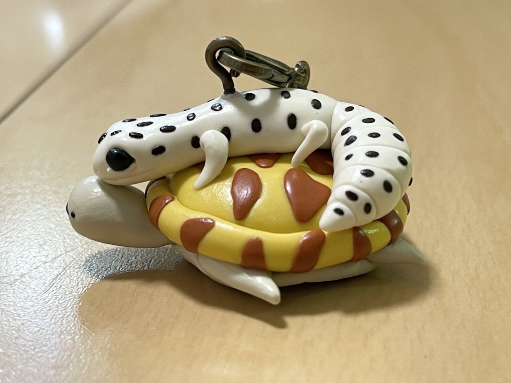 亀山さんに乗っかりキーホルダー@全二種