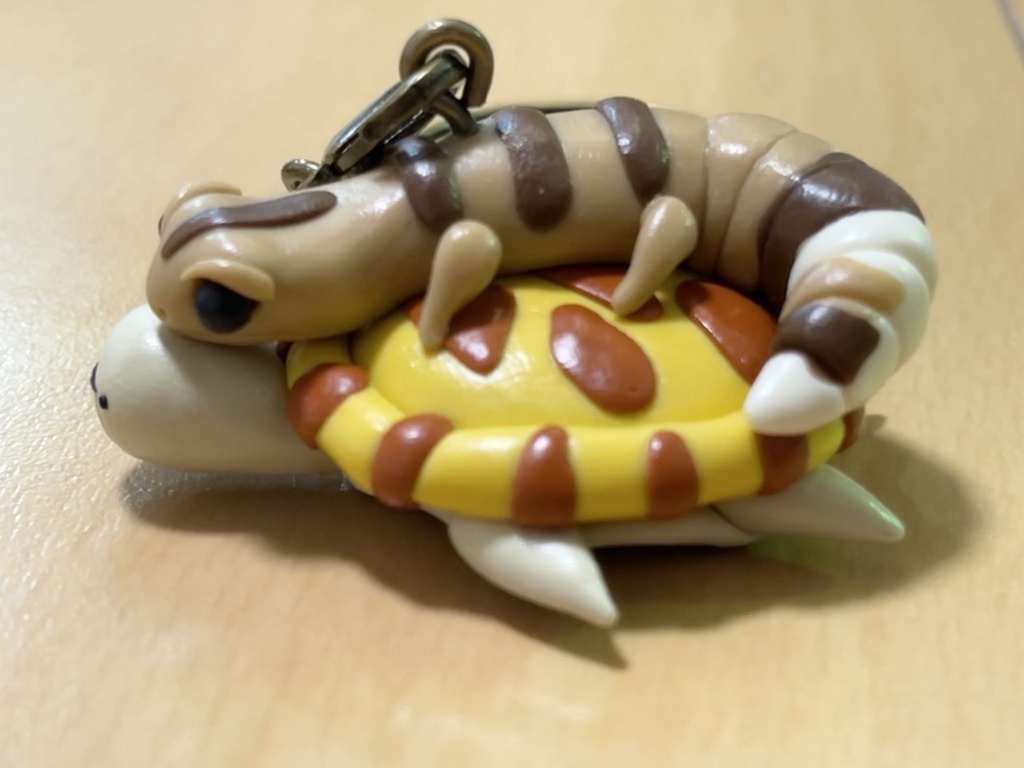 亀山さんに乗っかりキーホルダー@全二種