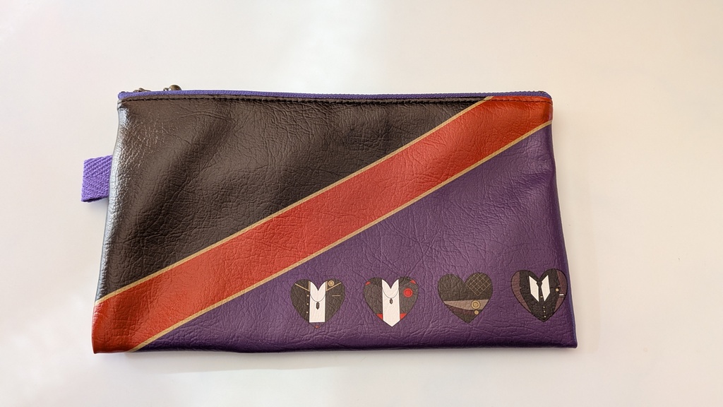 大倶利伽羅モチーフ革ポーチ