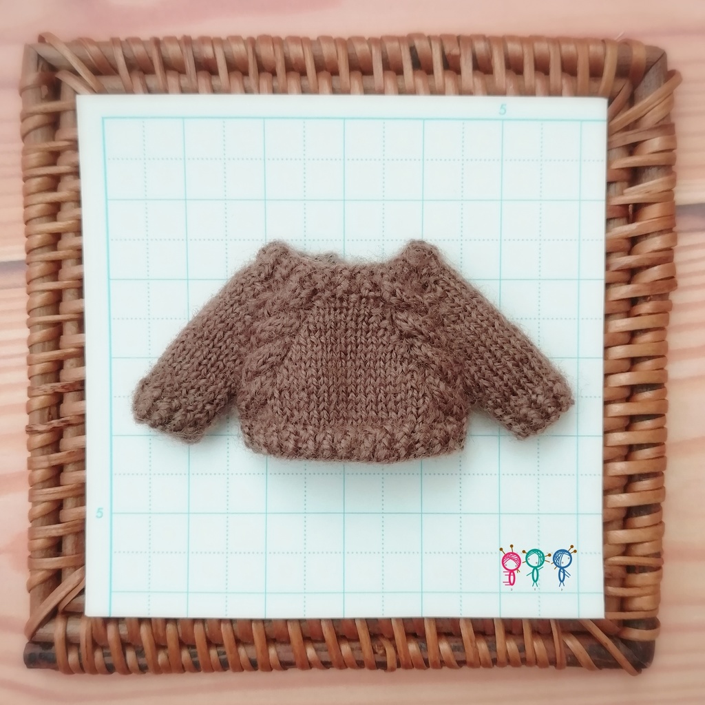 ミニチュアニット🧶ケーブルラインセーター