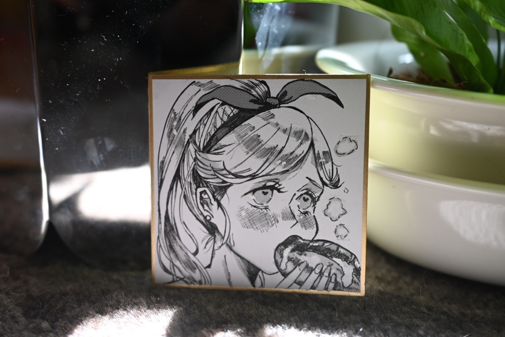 一次創作豆色紙　ホットドッグを頬張る女性