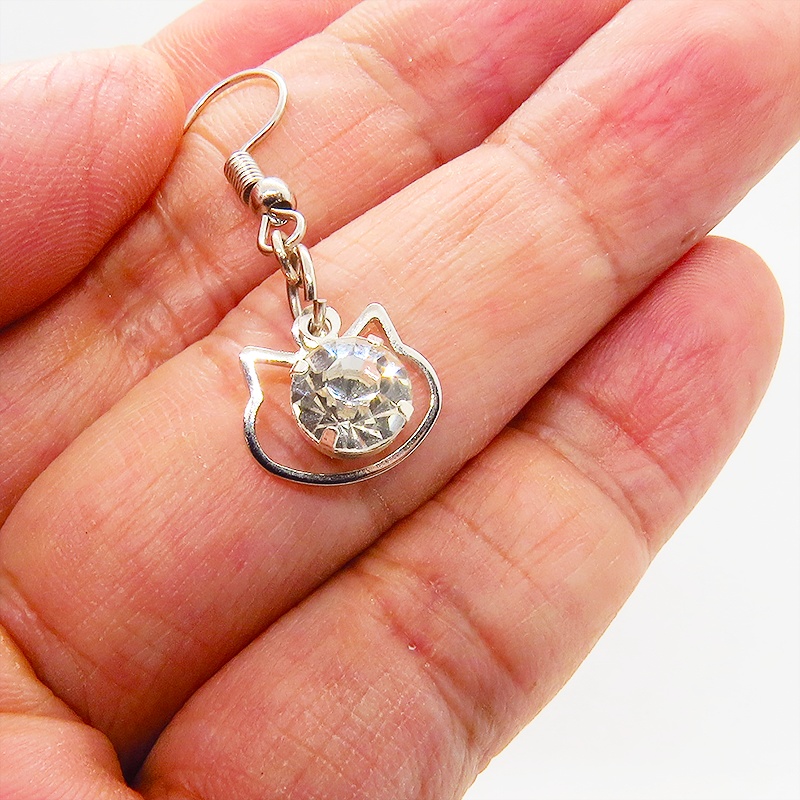 猫フェイスモチーフにキラキラ揺れて輝く大きめのラインストーンのピアス ステンレス変更可