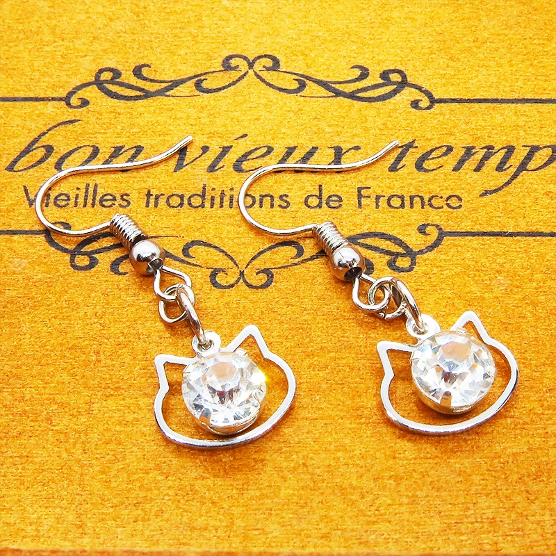 猫フェイスモチーフにキラキラ揺れて輝く大きめのラインストーンのピアス ステンレス変更可