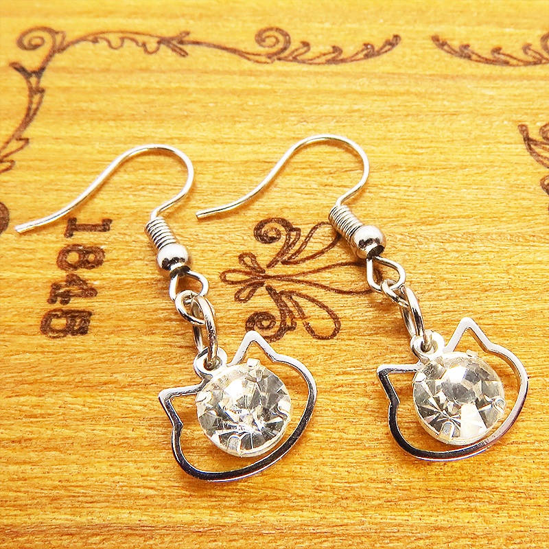 猫フェイスモチーフにキラキラ揺れて輝く大きめのラインストーンのピアス ステンレス変更可