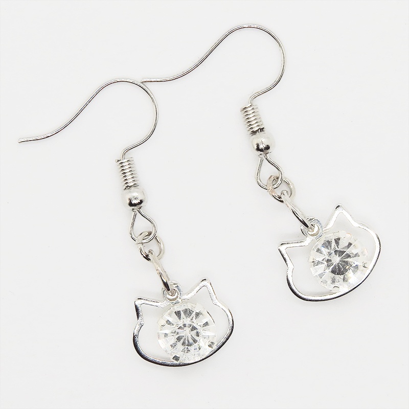 猫フェイスモチーフにキラキラ揺れて輝く大きめのラインストーンのピアス ステンレス変更可