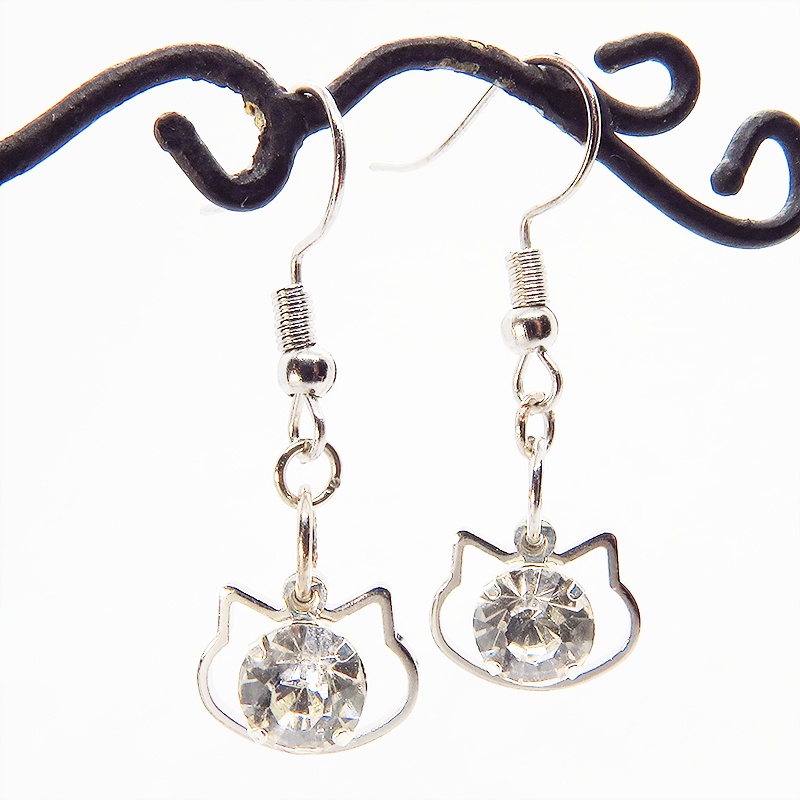 猫フェイスモチーフにキラキラ揺れて輝く大きめのラインストーンのピアス ステンレス変更可