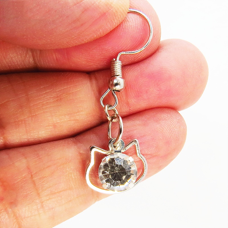 猫フェイスモチーフにキラキラ揺れて輝く大きめのラインストーンのピアス ステンレス変更可