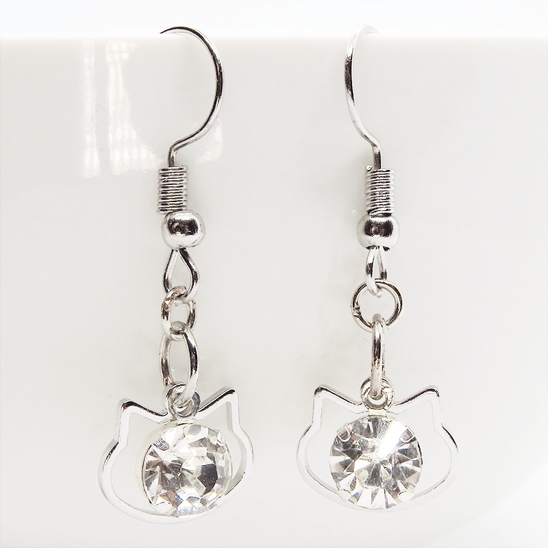 猫フェイスモチーフにキラキラ揺れて輝く大きめのラインストーンのピアス ステンレス変更可