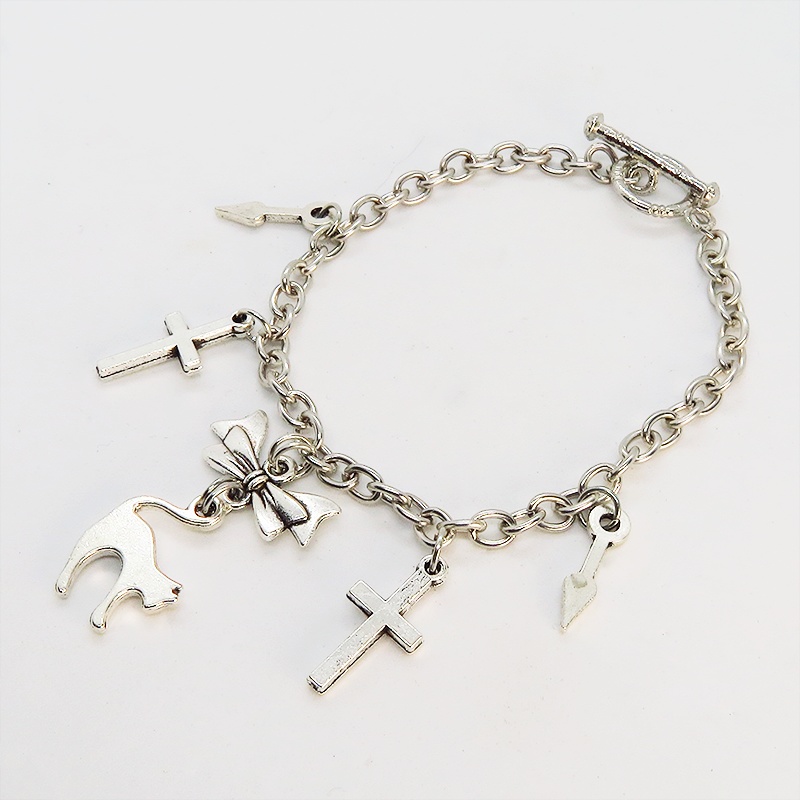 シルバーカラー 猫シルエットモチーフとリボンにロザリオと時計の針が連なるブレスレット
