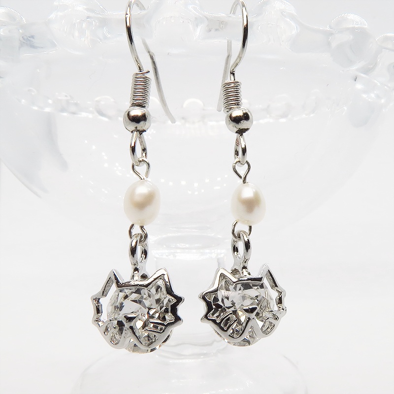 ヒゲつきの猫フレームのスワロフスキー・クリスタルと淡水パールの大人可愛いピアス サージカル変更可