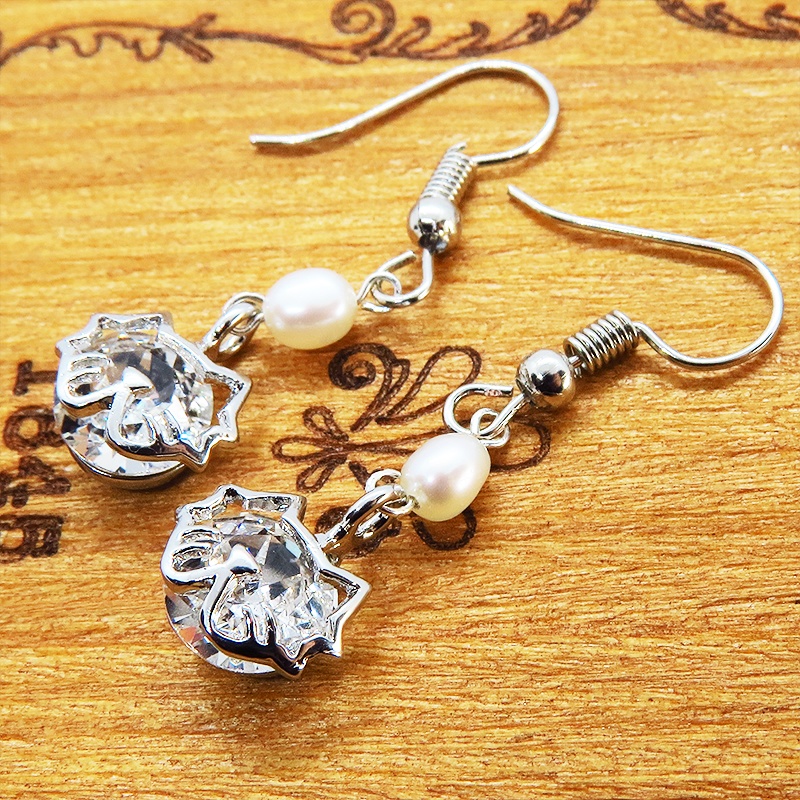 ヒゲつきの猫フレームのスワロフスキー・クリスタルと淡水パールの大人可愛いピアス サージカル変更可