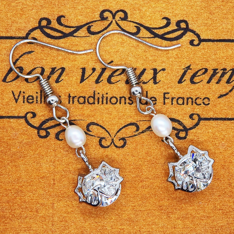 ヒゲつきの猫フレームのスワロフスキー・クリスタルと淡水パールの大人可愛いピアス サージカル変更可