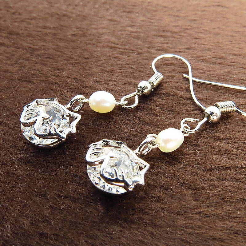 ヒゲつきの猫フレームのスワロフスキー・クリスタルと淡水パールの大人可愛いピアス サージカル変更可