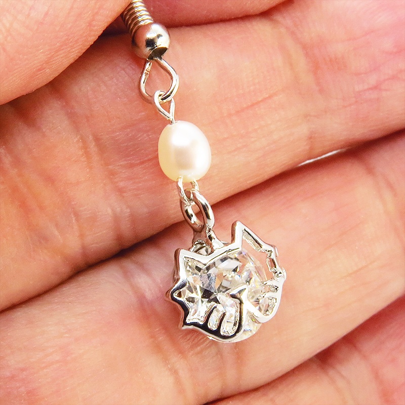 ヒゲつきの猫フレームのスワロフスキー・クリスタルと淡水パールの大人可愛いピアス サージカル変更可