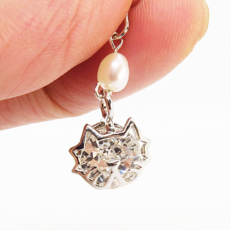 ヒゲつきの猫フレームのスワロフスキー・クリスタルと淡水パールの大人可愛いピアス サージカル変更可