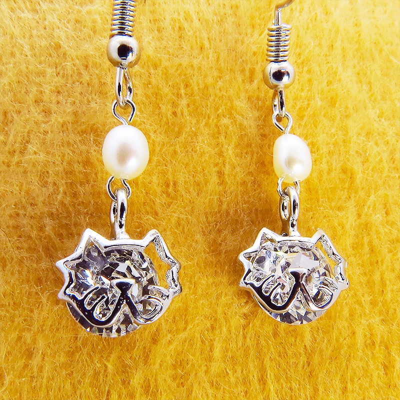 ヒゲつきの猫フレームのスワロフスキー・クリスタルと淡水パールの大人可愛いピアス サージカル変更可