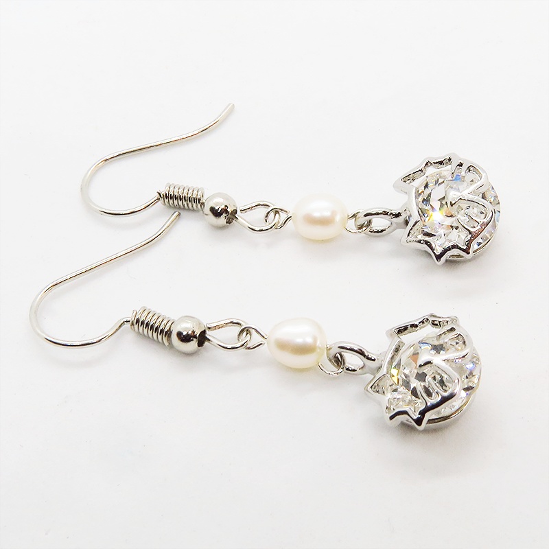 ヒゲつきの猫フレームのスワロフスキー・クリスタルと淡水パールの大人可愛いピアス サージカル変更可