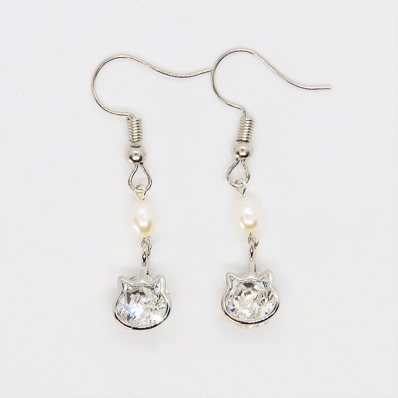 かわいい猫フレームのスワロフスキー・クリスタルと淡水パールを組み合わせた大人可愛いフックピアス サージカル可