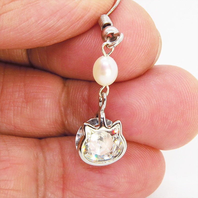 かわいい猫フレームのスワロフスキー・クリスタルと淡水パールを組み合わせた大人可愛いフックピアス サージカル可
