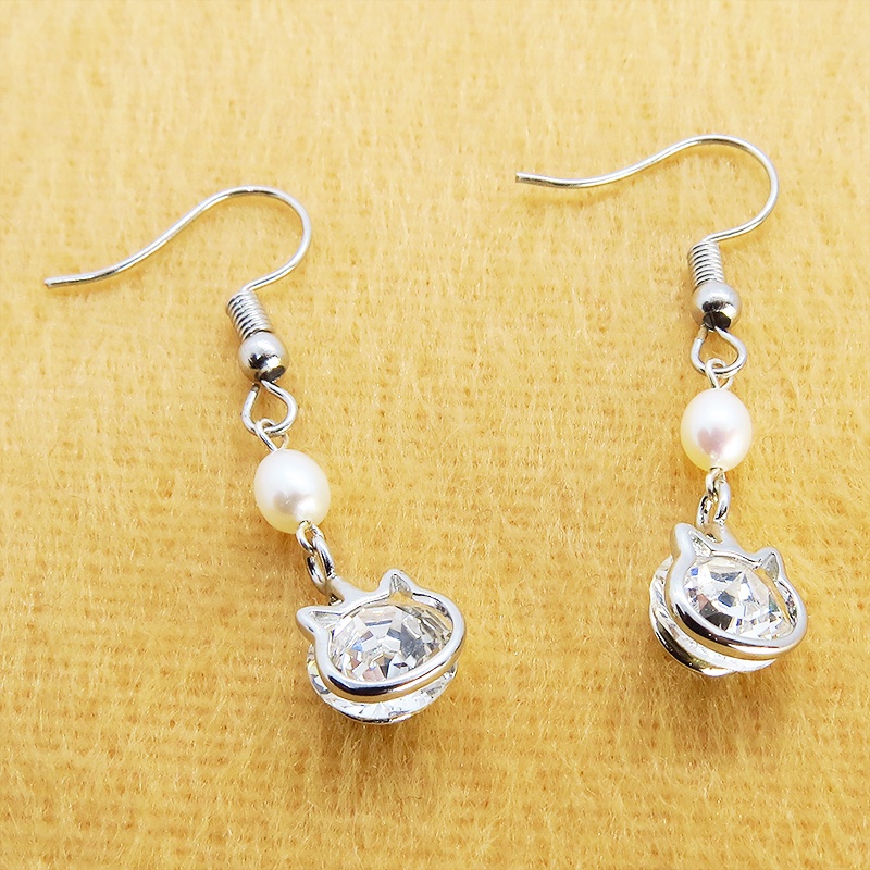 かわいい猫フレームのスワロフスキー・クリスタルと淡水パールを組み合わせた大人可愛いフックピアス サージカル可