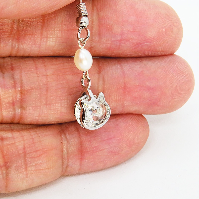 かわいい猫フレームのスワロフスキー・クリスタルと淡水パールを組み合わせた大人可愛いフックピアス サージカル可